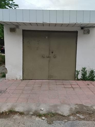 Qaraj qapısı satılır.Ölçüsü 245x224.Qalın dəmirdəndir(4lük),passız əla