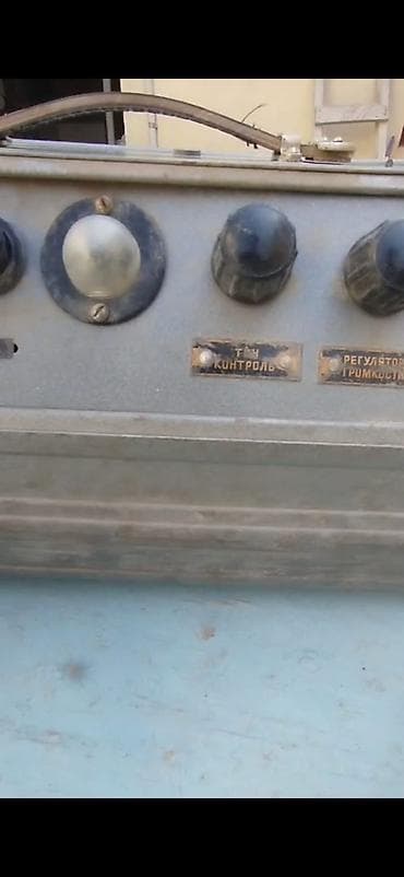 Sovet istehsalı köhnə portativ səs gücləndiricisi (lampalı tip). Metal