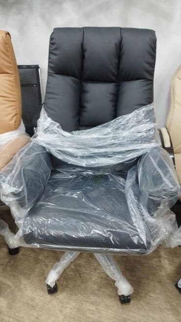 кресло для компьютера: Новый, С колесиками, Рукояти не регулируются, Кожа — 4