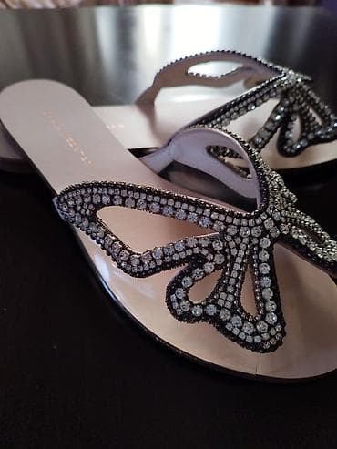 mirvari per page 40: Sophia Webster qadın sandaleti - Model: daşlarla bəzədilmiş slip-on — 2