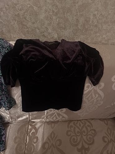 Qadın geyimləri dəsti – 4 ədəd 1) Qara məxməri bluz – V-kəsim yaxalı