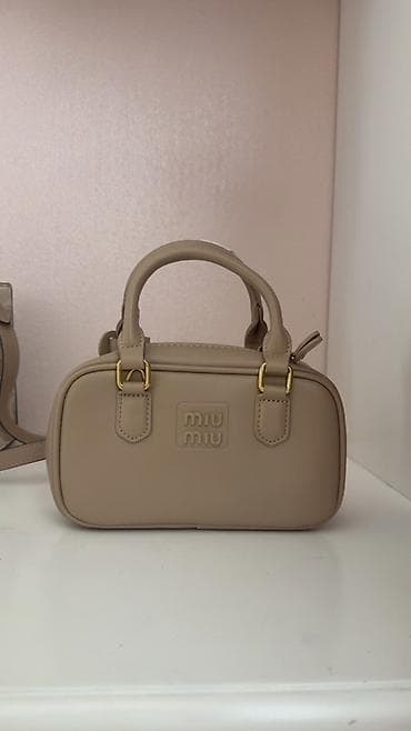 Miu Miu mini çanta – bej/nüde rəng palitrasında, kompakt qutu forması — 1
