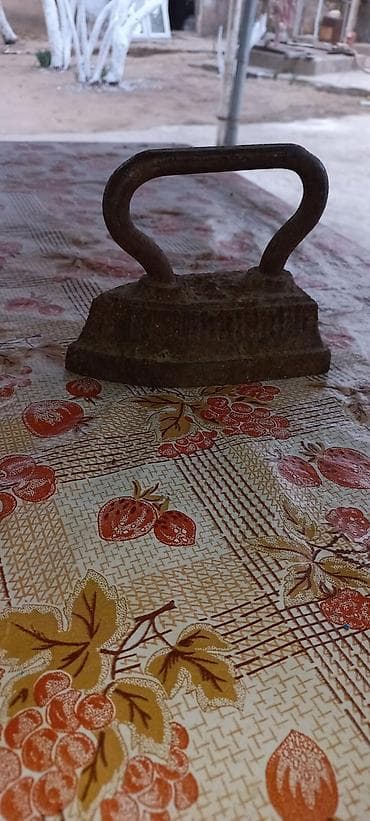 antik guzgu: Sovet dövrünə aid iri ölçülü daş ütü (döküm dəmir). Tam metal korpus — 1