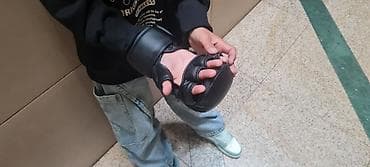 MMA/qarışıq döyüş idmanları üçün barmaq çıxıntılı əlcək.çox az işlənib