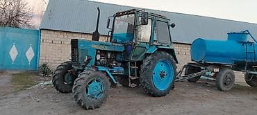 qaz çəni: Belarus 82 traktor - 4x4 təkər formulalı, iri arxa təkərlər və qabaq — 2