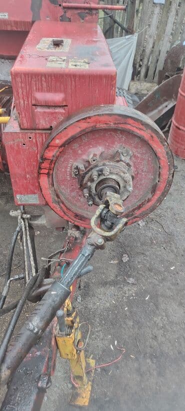 Traktor qoşqularının ehtiyyat hissələri: Kənd təsərrüfatı üçün saman/ot presləyən pres-podborşik (kvadrat balya — 8