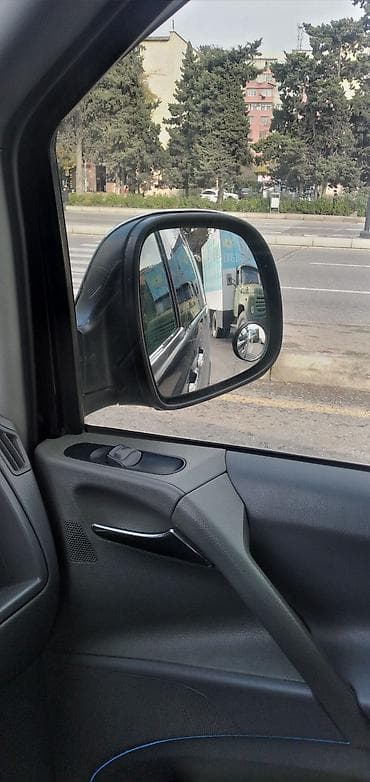 Viton yan güzgüsü sol teref zavotdu saq teref korpusunda qiriq olub