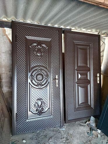 Metal giriş qapıları - Material: qalın metal təbəqə, möhkəm karkas -