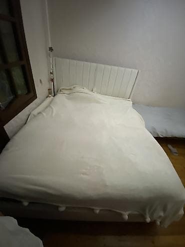 Yataq otağı dəsti - Çarpayı: İki nəfərlik, ağ rəngdə yumşaq başlıqla — 1