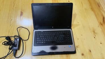 зарядное для ноутбука: HP brendinə məxsus noutbuk. Gümüşü rəngli üst qapağa və qara alt — 2