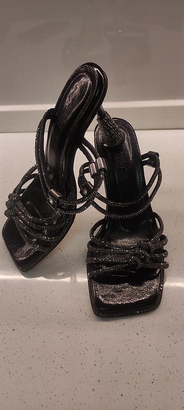 Qara rəngli qadın sandaleti – daşlı, kvadrat burunlu, nazik qayışlı -