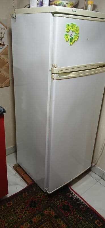 телефон fly iq450 horizon: İki qapılı “CassA” markalı soyuducu - Rəng: ağ, krem rəngli inteqrə — 1