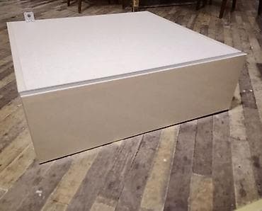 stend: Aşağıdan açılan qapalı asma dolab. Ölçü: 75x75 sm. Dolabın yalnız bir — 1