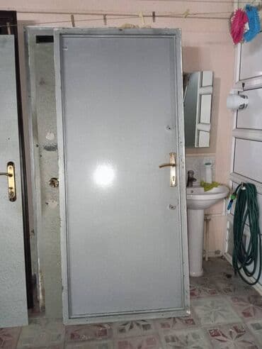 qapılar qiymətləri: Qapı seyf Möhkəm keyfiyyətli qapılar. 8 ədəd var Munasib qiymete hamsı — 4
