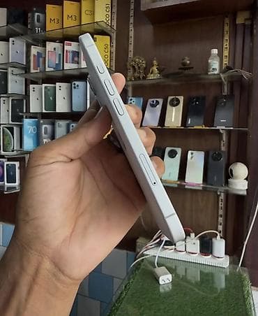 iphone e: IPhone 16, 128 GB, Ağ, Zəmanət, Simsiz şarj, Face ID — 6
