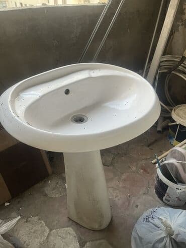 Pilləli piyada ayaqlı əl-üz yuma lavabosu - Material: sanitar