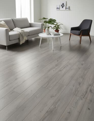 Taxta görünüşlü, boz rəngli laminat döşəmə örtüyü. Otaqlara müasir və