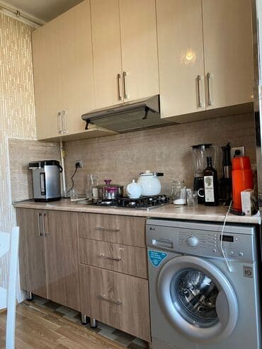 Balıq qulağı: Taxtadan hazırlanmış, yuxarı hissəsində qapıları şüşəli olan mətbəx — 1