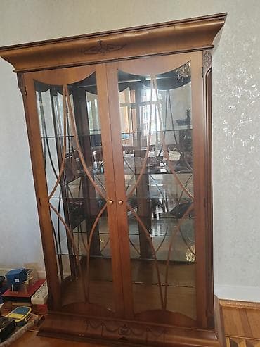 Zövqlü vitrin şkaf - Material: massiv ağac karkas, şüşə qapılar və — 2