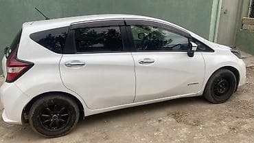 06 diskleri: Nissan Note e-POWER, ağ rəng, 5 qapılı hatchback. Əsas xüsusiyyətlər — 3