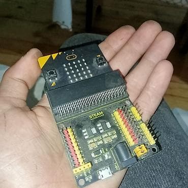 online komputer isi: BBC micro:bit V2 + genişlənmə lövhəsi tam işləkdir — 1