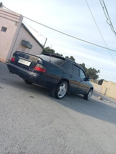 Su nəqliyyatı: Mercedes-Benz E 220: 2.2 l | 1994 il Sedan — 4