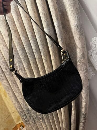 qaşlı çanta: Qara rəngdə, timsah dərisi naxışlı qadın çiyin çantası. Çanta aypara — 3