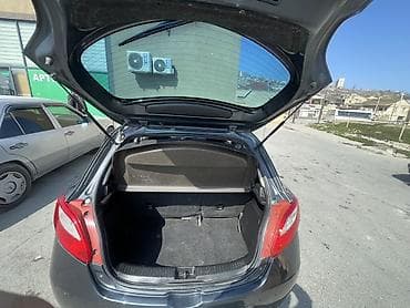 Mazda 2: 1.5 l | 2011 il Hetçbek