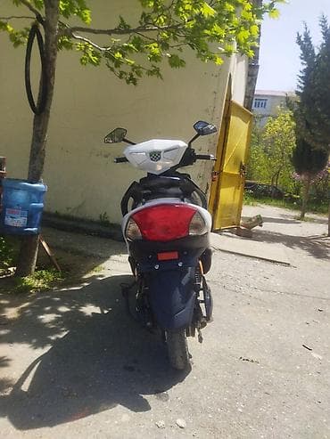 scooba skuter: Şəhər içi rahat və qənaətcil səyahətlər üçün ağ rəngli Elektrik moped — 9