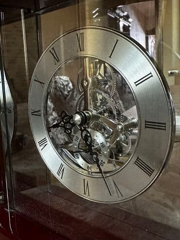 gəncə saat: Şəffaf şüşəli mexaniki masa saatı. Saatın mexanizmi və rəqəmləri — 3