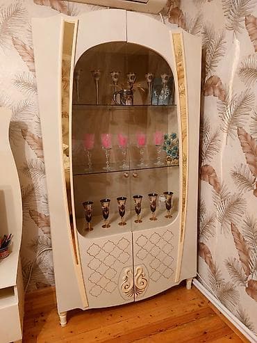 Şüşəli vitrin dolabı – klassik üslub - Rəng: krem/ivori tonlarında