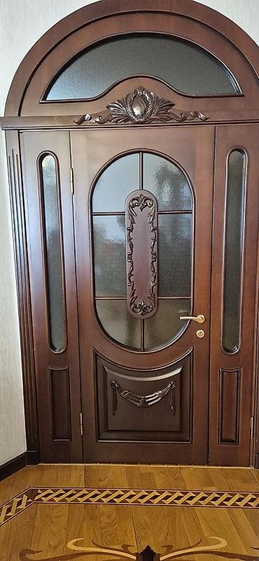 Taxta qapılar, üzərində əl işi bəzək ilə.Qonaq otağı, yataq otağı