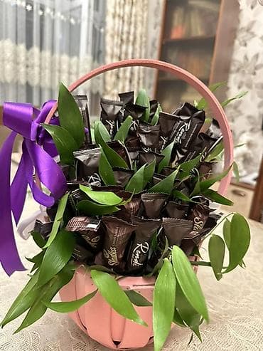 Ev saatları: Şokolad kompozisiyalı səbət - Zərif çəhrayı səbətdə hazırlanmış — 3