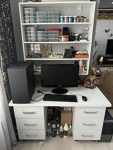 ofis stol: Ağ rəngli iş masası və üstündə açıq rəfli kitablıq modulu - Material — 4