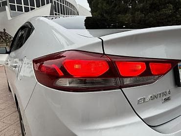 hyundai 4500: Hyundai Elantra: 0.2 l | 2018 il Sedan — 4