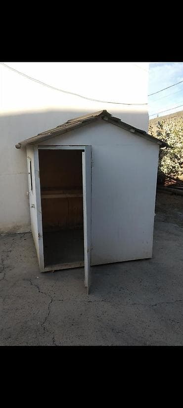 Quşxana/kümes – metal dam örtüklü, ağ rəngli, kompakt həcmli