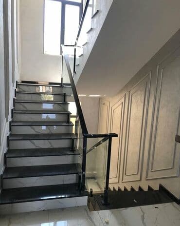 laminat pilleken: Mərmər naxışlı ağ və qara pilləkənlər. Qara metal tutacaqları və — 1