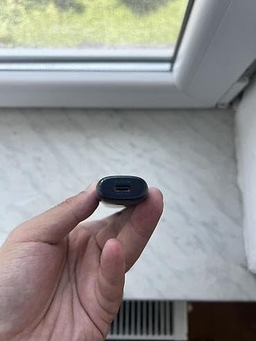 IQOS cihazı – tünd göy rəngdə, kompak tək gövdəli model — 4