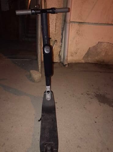 mi 10 t pro qiymeti: Elektrik skuter - Rəng: qara, kompakt və minimal dizayn - Ön və arxa — 4