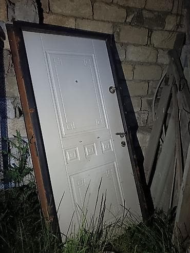 Dəmir giriş qapısı – karkaslı - Material: qalın metal karkas, ikiüzlü