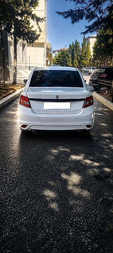 Saipa: Saipa Saina – 4 qapılı şəhər sedanı Xüsusiyyətlər: - Rəng: ağ - — 2