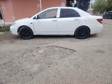 radiator masin: BYD F3 sedan – ağ rəngli, 4 qapı, ön-arkalı tam ölçülü salon. Xarici — 3