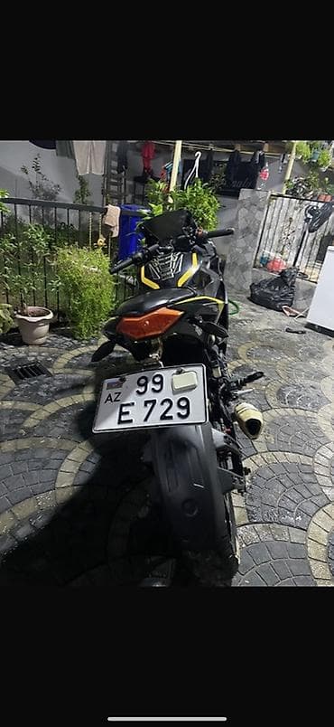 moto bot: Sport tipli motosiklet – qara/sarı rəng kombinində, tam qapanıq ön — 4