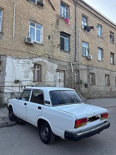 aftamabilər: VAZ 2107 sedan – klassik ağ rəngdə, 4 qapılı kuzov. Texniki — 7