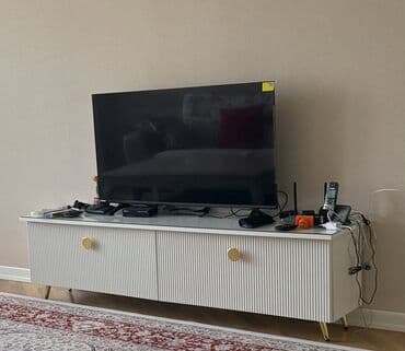 Tumbalar: Məhsul: Aşağı TV stendi (mediakonsole) - Rəng: ağ (qızılı detallarla) — 1