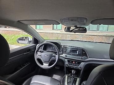 lider disk: Hyundai Elantra sedan – ağ rəng, Azərbaycan nömrə nişanı. Şəhər və — 3