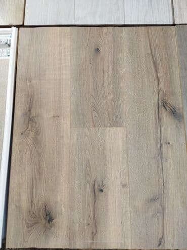 Ağac görünüşlü laminat döşəmə panelləri. Bu panellər otağa təbii və