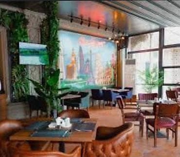 kafe stolari: Şəhər mənzərələri ilə bəzədilmiş divar paneli olan müasir — 1