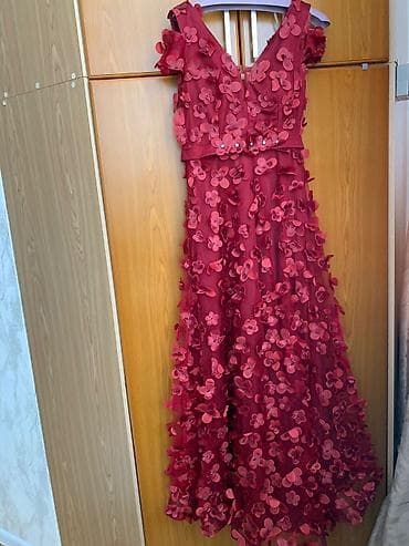 Qırmızı uzun ziyafət/libas cemi 1 ce defe geyinilib yeniden ferqi