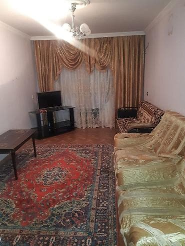 Kirayə mənzil – tam mebellidir - Geniş zal: yumşaq divan-kreslo